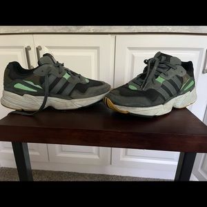 Mens Adidas 9.5 Athletic shoes